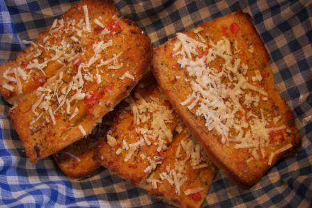 Geroosterd brood met zongedroogde tomaatjes