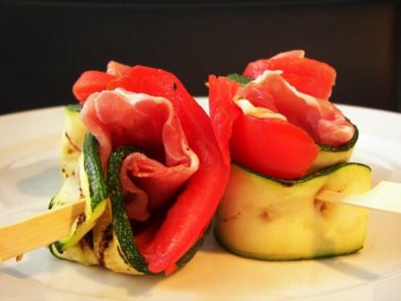 Roosjes van courgette, paprika en rauwe ham